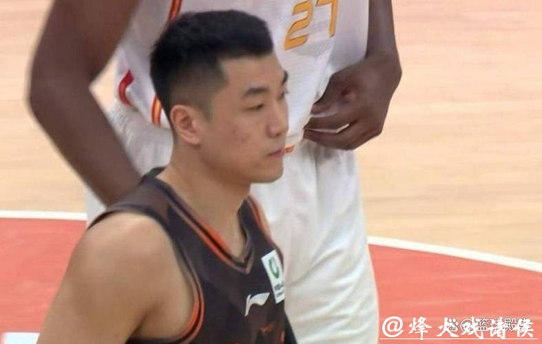 高诗岩把球迷气乐了！输2分扔三分，输3分给内线，这波操作该想明白点！