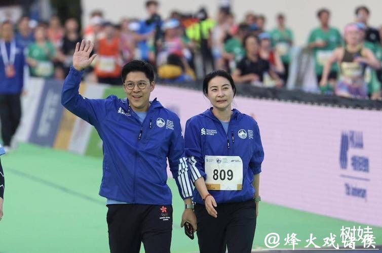 香港名流跑马拉松，霍启刚陪郭晶晶跑两公里，78岁兰桂坊老板参赛